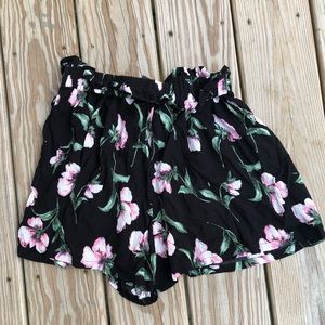 💜2/$7 SHEIN Culotte style floral shorts